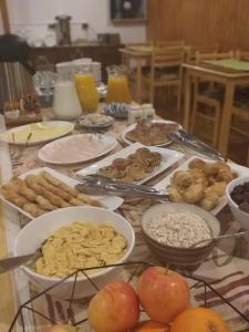 Svečiams siūlomi pusryčių variantai apgyvendinimo įstaigoje Hostal Los Pinos