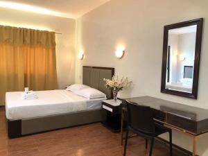 เตียงในห้องที่ Meaco Royal Hotel- Aparri