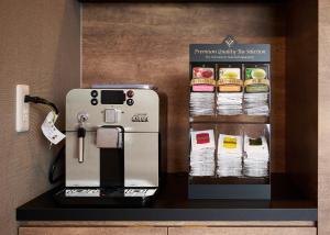 une machine à café assise au-dessus d'un comptoir dans l'établissement HOTEL R9 The Yard Koka, à Koka