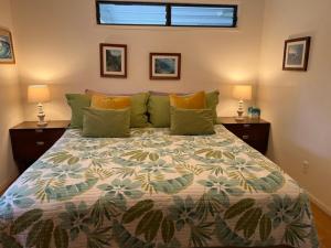 ein Schlafzimmer mit einem großen Bett mit zwei Lampen in der Unterkunft Ala Kai Bed and Breakfast in Keaau