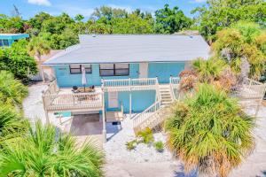een luchtzicht op een blauw huis met palmbomen bij Blissful Beach Retreat A in Englewood