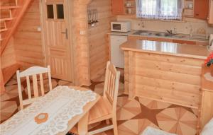 Η κουζίνα ή μικρή κουζίνα στο 2 Bedroom Gorgeous Home In Sianozety