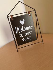 a sign that says welcome to our home on a table at La Negrita Host in Sucre