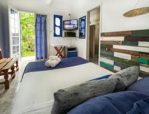 1 dormitorio con 1 cama grande y TV en Pousada Costa Verde, en Abraão