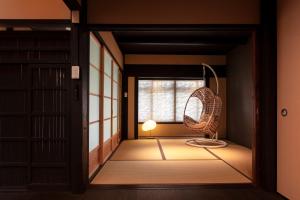 Cette chambre dispose d'une chaise et d'une fenêtre. dans l'établissement Rinn Tenjincho, à Kyoto