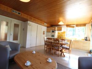 セレ・シュヴァリエにあるAppartement familial pour 7 à Serre-Chevalier, avec balcon, parking, casier à ski et équipements! - FR-1-330E-23の木製のテーブルとキッチンのあるリビングルーム +9枚の写真