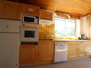 A cozinha ou kitchenette de Appartement Saint-Chaffrey , 4 pièces, 7 personnes - FR-1-330E-23