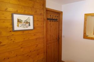 een kamer met een houten muur en een deur bij Slopes Of Les Houches 25 M With Balcony in Les Houches