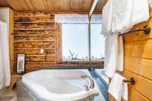 La salle de bains est pourvue d'une baignoire et d'une fenêtre. dans l'établissement Indian AK 25 min to Anchorage & 25 min to Girdwood, à Anchorage