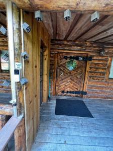 una habitación con vistas al interior de una cabaña de madera. en Indian AK 25 min to Anchorage & 25 min to Girdwood en Anchorage