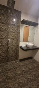 Ένα μπάνιο στο Durbar Hotel & Residence