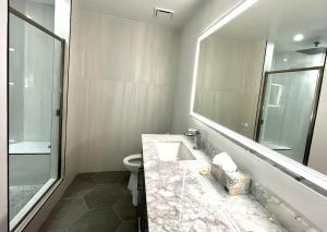 Ein Badezimmer in der Unterkunft Modern Hamilton Cove Villa w/golf cart