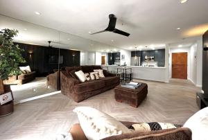ein großes Wohnzimmer mit Sofas und einer Küche in der Unterkunft Modern Hamilton Cove Villa w/golf cart in Avalon