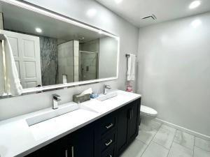 Ein Badezimmer in der Unterkunft Modern Hamilton Cove Villa w/golf cart
