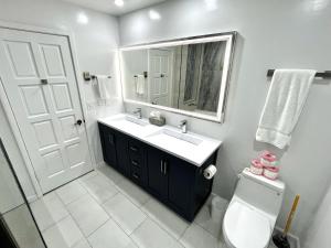 Ein Badezimmer in der Unterkunft Modern Hamilton Cove Villa w/golf cart