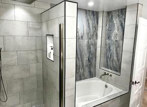 Ein Badezimmer in der Unterkunft Modern Hamilton Cove Villa w/golf cart