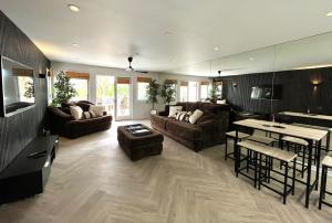 ein Wohnzimmer mit einer Couch und einem Tisch in der Unterkunft Modern Hamilton Cove Villa w/golf cart in Avalon