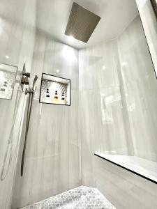 ein Bad mit einer Dusche und einem Bild an der Wand in der Unterkunft Modern Hamilton Cove Villa w/golf cart in Avalon