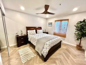 Ein Bett oder Betten in einem Zimmer der Unterkunft Modern Hamilton Cove Villa w/golf cart