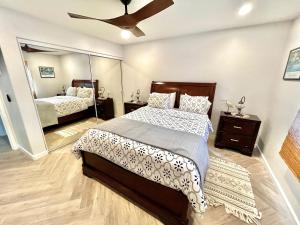 ein Schlafzimmer mit einem Bett und einem großen Spiegel in der Unterkunft Modern Hamilton Cove Villa w/golf cart in Avalon + 23 Fotos