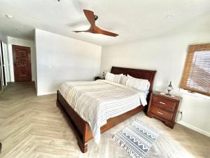 Ein Bett oder Betten in einem Zimmer der Unterkunft Modern Hamilton Cove Villa w/golf cart