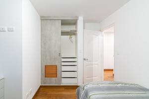a bedroom with a bed and a closet at Corpac Apartment in Lima