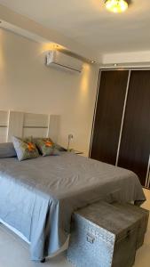 1 dormitorio con 1 cama grande y una cómoda al pie en Duplex Boulevard V en San Juan