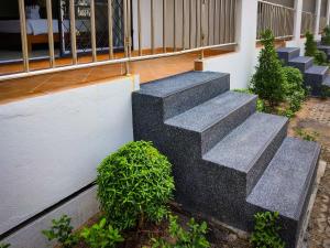 un escalier en béton à côté d'un bâtiment dans l'établissement Bella Villa Pattaya 3rd Road, à Pattaya