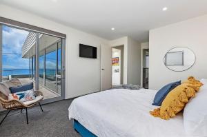 Schlafzimmer mit einem Bett und Meerblick in der Unterkunft 103 Beach Street in Port Fairy