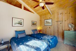 a bedroom with two beds and a ceiling fan at Aunt Ginny's River View in Monte Rio