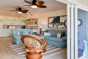 - un salon avec un canapé et une table dans l'établissement Beach on the Rocks, à Clearwater Beach