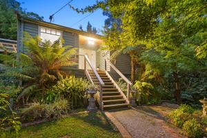 een huis met een trap naar de voordeur bij Paddys Creek Retreat in Upwey