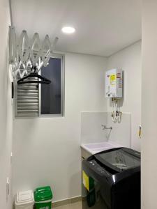 サバネタにあるPiso26 Beautifull Apartment and Parkingの洗面台と鏡と窓のあるバスルーム