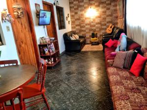 - un salon avec un canapé et une table dans l'établissement Hostal Jardín de Luque, à San Lorenzo