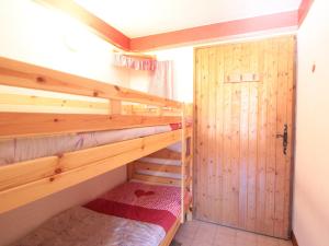 Posteľ alebo postele v izbe v ubytovaní Studio 4 pers avec balcon, proche pistes et commerces, centre village - FR-1-572-165