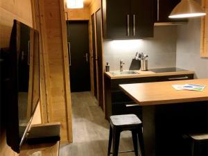 een kleine keuken met een wastafel en een aanrecht bij Appartement Val Thorens, 3 pièces, 4 personnes - FR-1-637-44 in Val Thorens