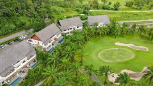 Luftaufnahme eines Resorts mit Golfplatz in der Unterkunft Tinidee Golf Resort Phuket in Kathu