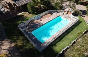 una vista aérea de una piscina con terraza de madera en Cabañas AHOPIEDRA, en Vicuña