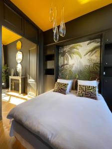 Tempat tidur dalam kamar di The Suites