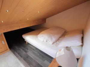 Ce lit se trouve dans un dortoir doté d'un plafond en bois. dans l'établissement Appartement Les Carroz d'Arâches, 2 pièces, 4 personnes - FR-1-572-259, à Arâches-la-Frasse