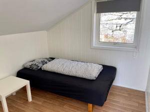 Cama en habitación con ventana en Holiday home ETNE VI en Etnesjøen
