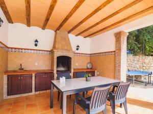 アラウリン・エル・グランデにあるCubo's Villa Antonioの屋外キッチン(テーブル、椅子、暖炉付)