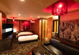 Hotel Apricot (Adult Only) في هيروشيما: غرفة نوم بسرير وتلفزيون بشاشة مسطحة