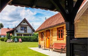 UktaにあるGorgeous Home In Ruciane-nida With Saunaの庭にベンチ付きの木造家屋