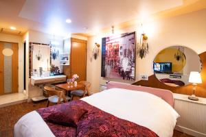 una camera d'albergo con letto e bagno di Hotel Apricot (Adult Only) a Hiroshima