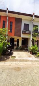 Maison orange et blanche avec cour dans l'établissement Entire 2 story-house in Navona Subdivision in lapu-lapu Mactan Cebu, à Babag