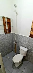 Ένα μπάνιο στο Entire 2 story-house in Navona Subdivision in lapu-lapu Mactan Cebu