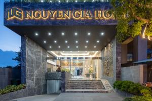 峴港的住宿－Nguyen Gia Hotel，带有Ucoxiven节庆酒店标志的酒店入口