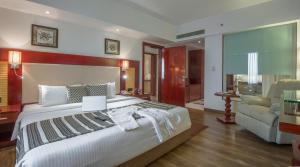 Ein Bett oder Betten in einem Zimmer der Unterkunft Sarovar Portico Jaipur
