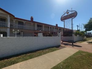 um edifício com um sinal em frente em Monte Carlo Motor Inn em Townsville